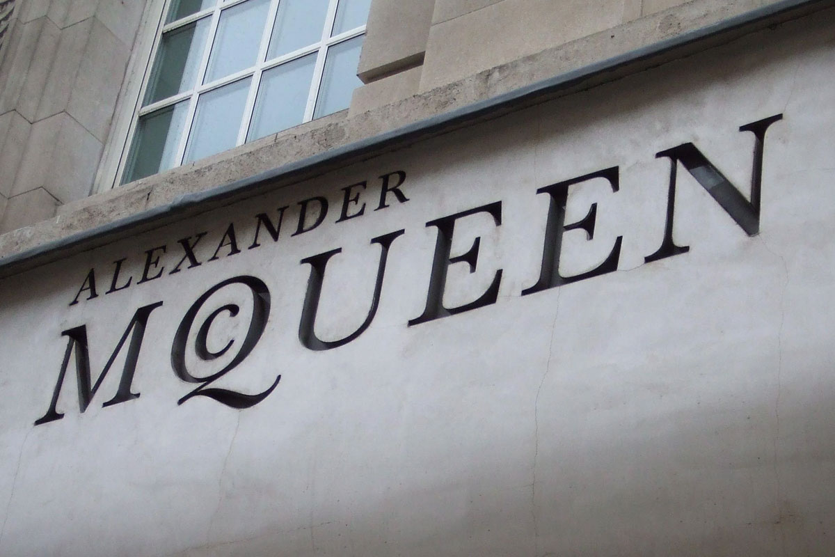 ALEXANDER MCQUEEN亚历山大麦昆logo设计含义及服装品牌设计理念