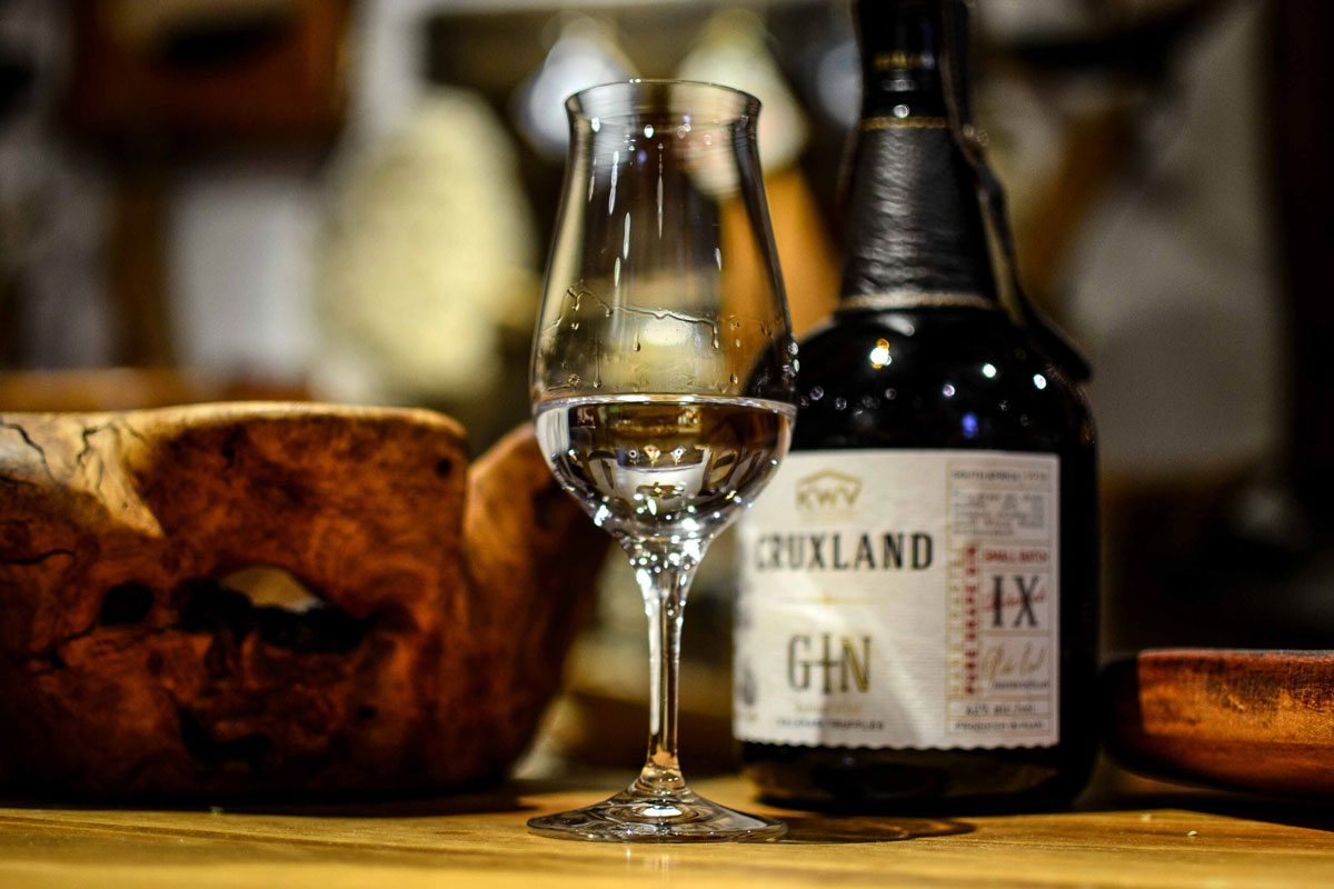 Cruxland标志设计含义及杜松子酒品牌设计理念