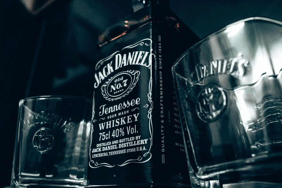 Jack Daniel's标志设计含义及威士忌品牌设计理念