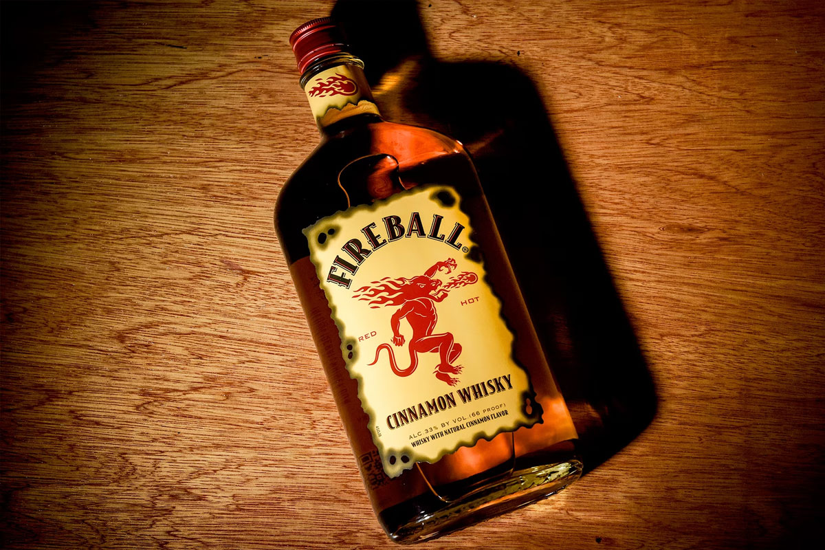 Fireball Cinnamon Whisky标志设计含义及利口酒品牌设计理念
