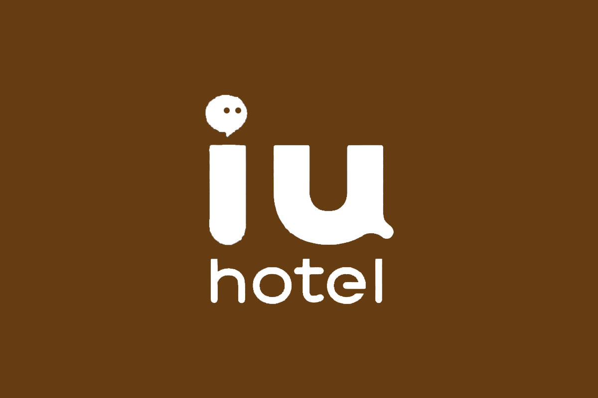 IU酒店反白logo