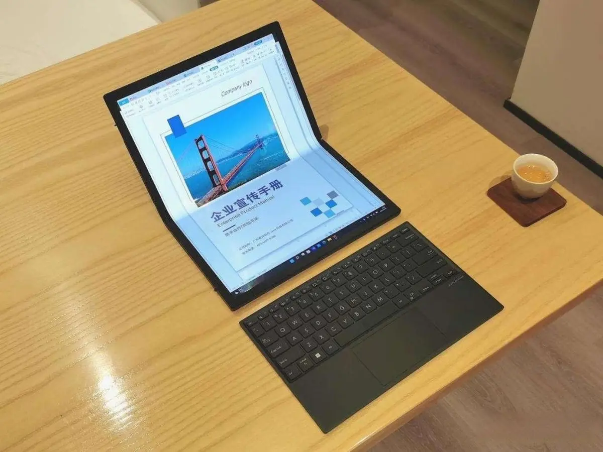华为MateBook Fold品牌标识-折叠屏笔电桌面使用场景