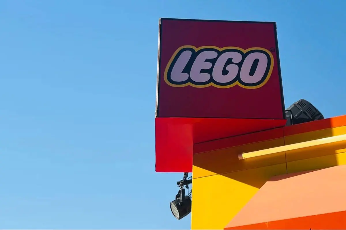 Lego乐高品牌标志logo设计含义及玩具品牌设计理念