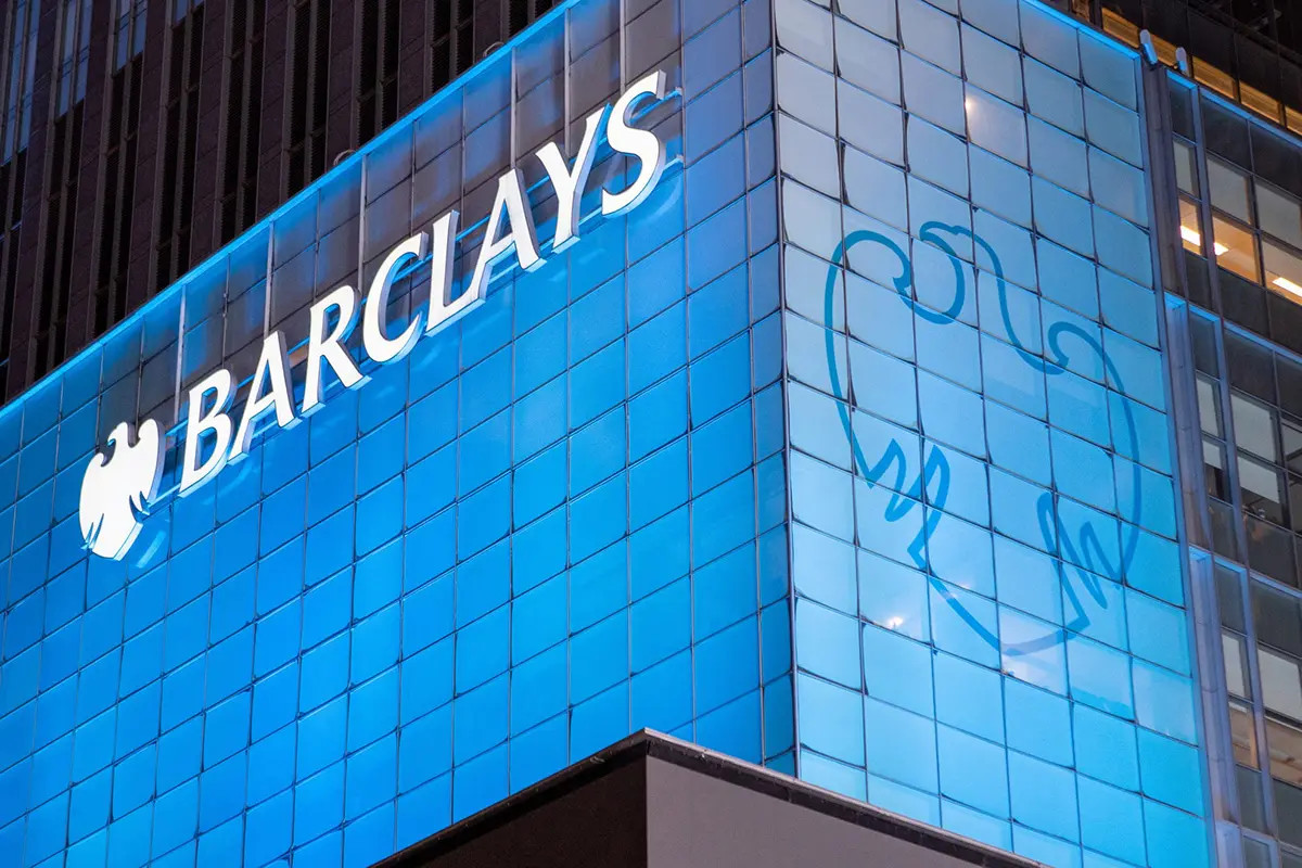 Barclays巴克莱银行外墙logo-银行标志设计