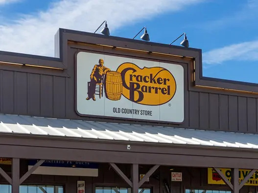 Cracker Barrel快客桶连锁餐厅logo设计含义及牛扒品牌理念