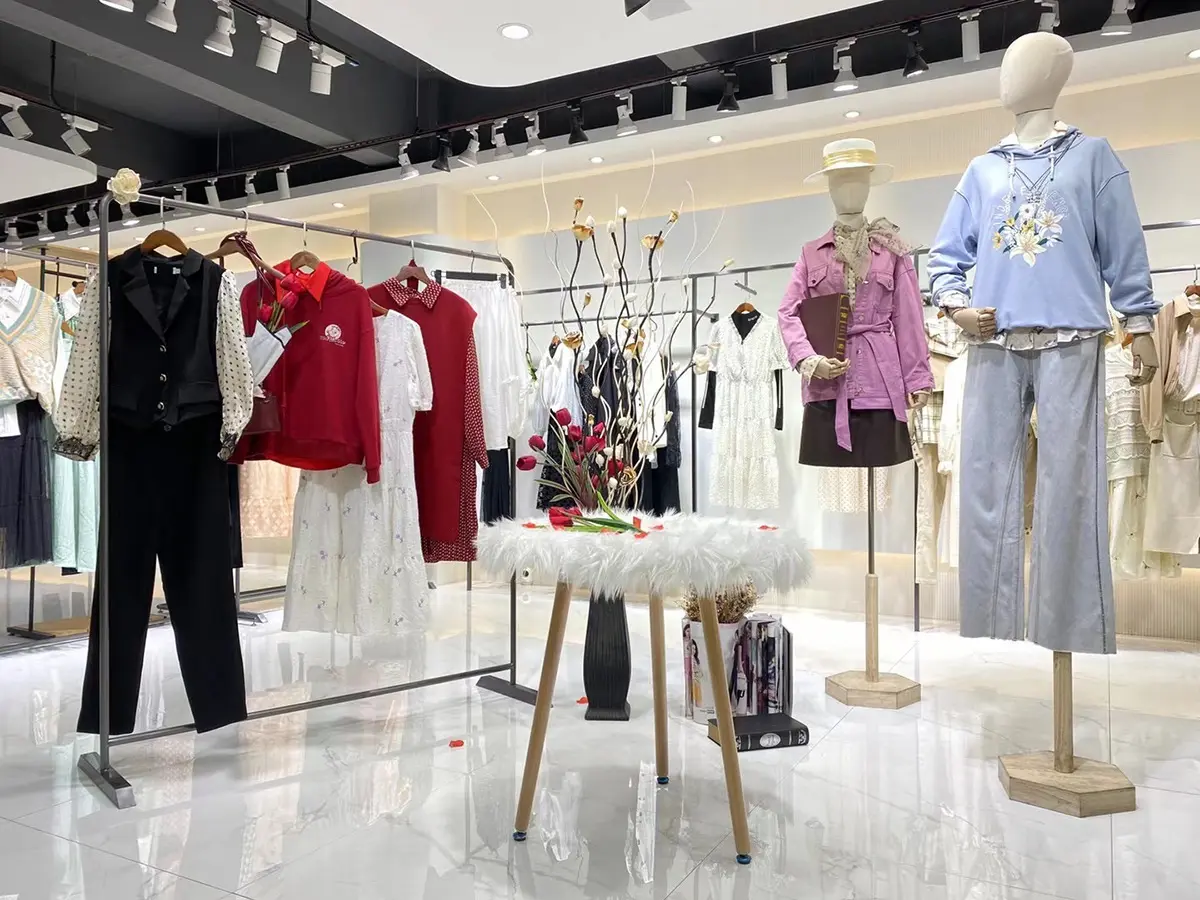 emu依妙女装服装专卖店-服装商标设计