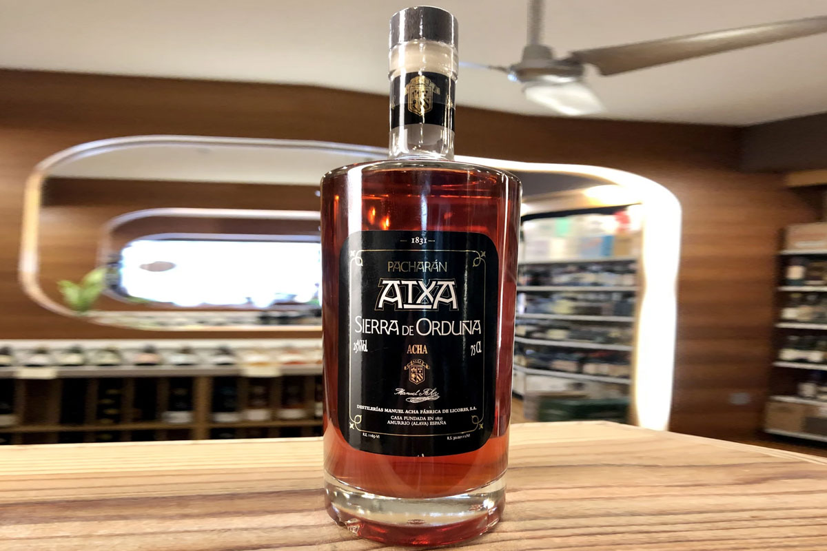 Atxa Patxaran标志设计含义及杜松子酒品牌设计理念