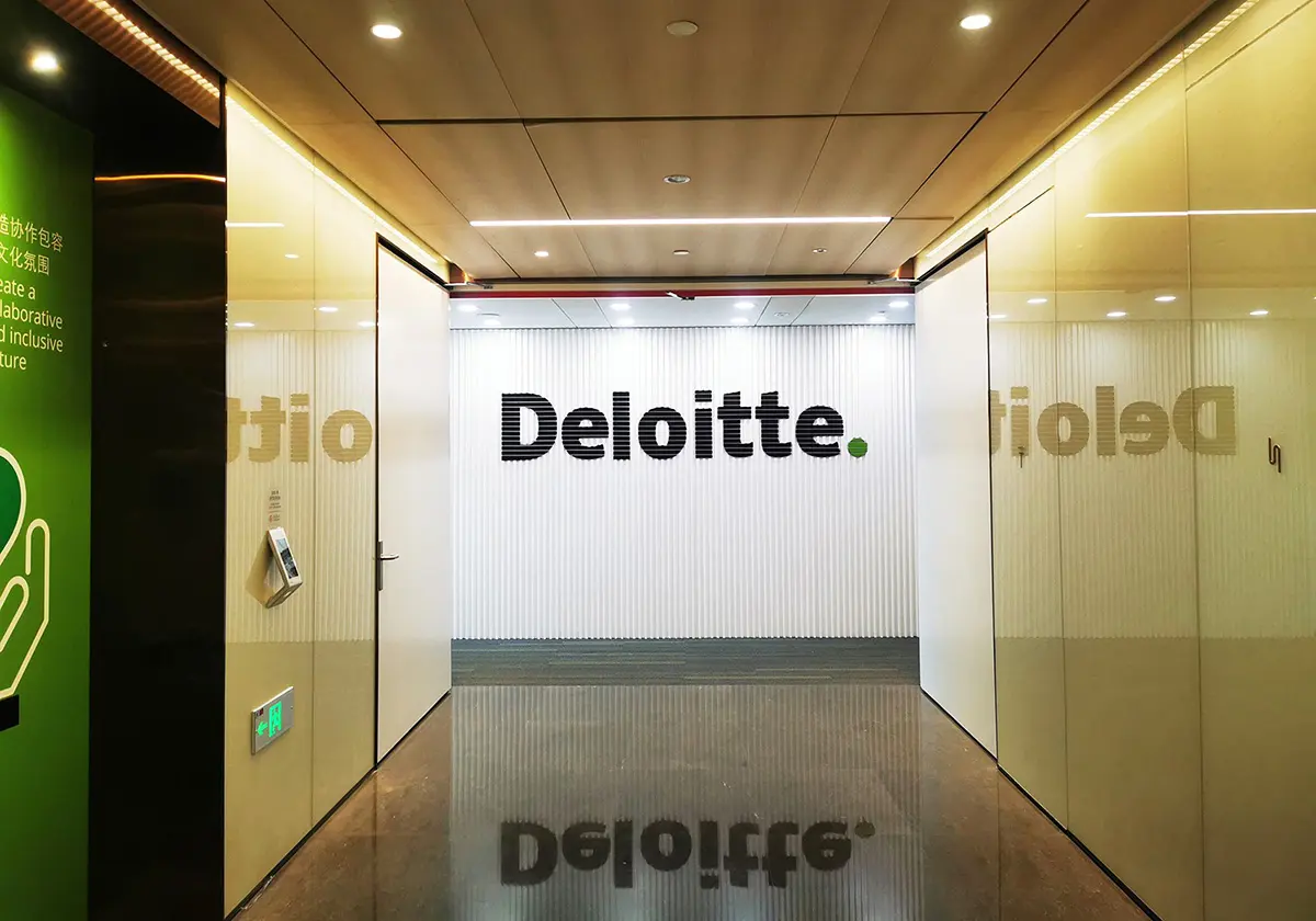 德勤华永会计师事务所形象墙图片-会计师logo设计公司