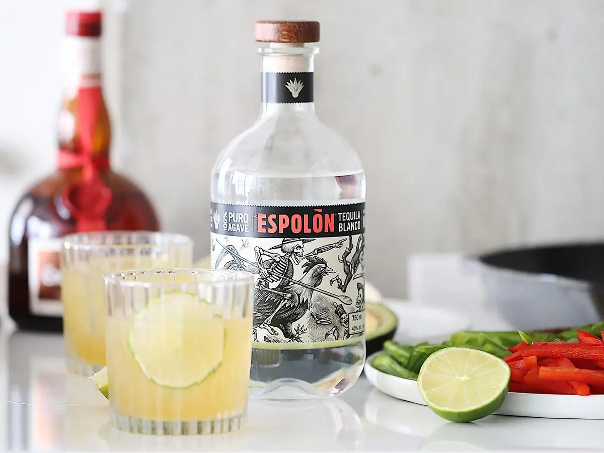 ESPOLONTEQUILA插画-手持长枪logo设计